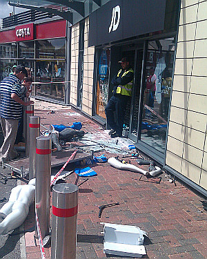 Looting aftermath at #Tottenham Hale Retail Park - JD Sports on Twitpic